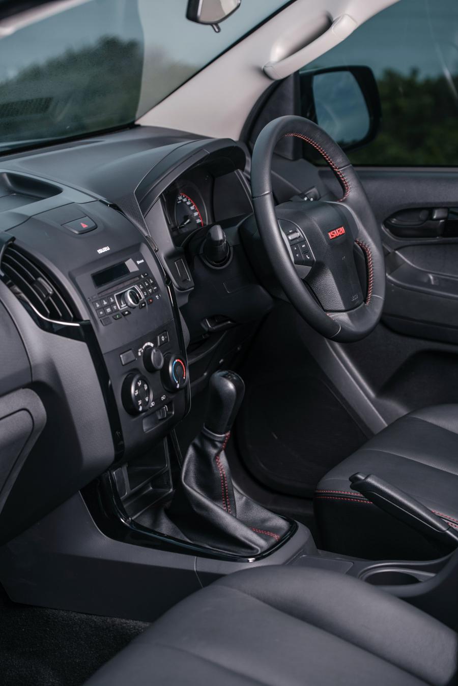 Интерьер Isuzu KB Double Cab X-Rider Black 2018 года  (фото 11 из 34)